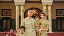 Potret keluarga kecil Gibran dan Selvi Ananda. Selvi tampil menawan dengan atasan berwarna hijau muda, dipadu kain batik sebagai rok. [Foto: Instagram]