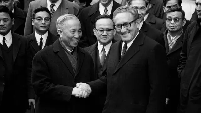 Penasihat Keamanan Nasional Amerika Serikat, Henry Kissinger (kanan), berjabat tangan dengan Le Duc Tho, pemimpin delegasi Vietnam Utara (AFP/Arsip)