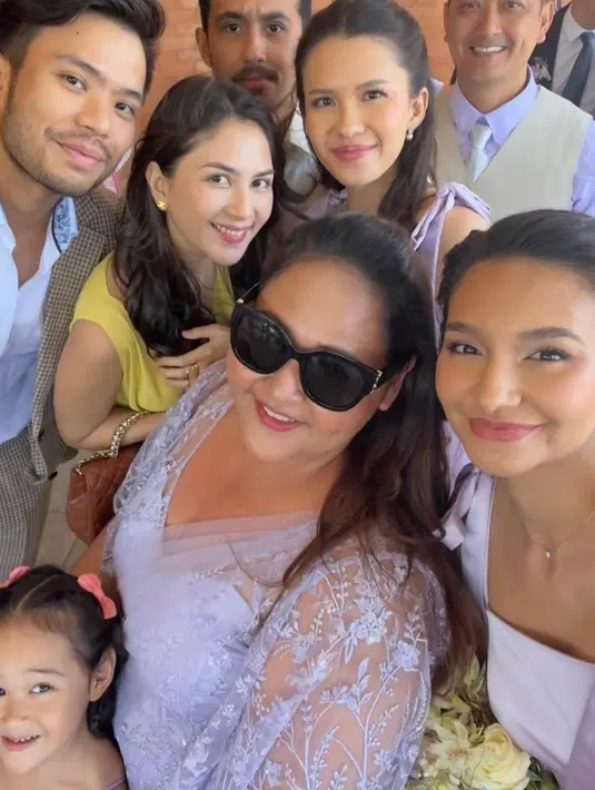 Hadir pula Jessica Mila dengan top kuning dan rok warna khaki. [@gesyashandy]