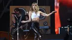 Aksi Miley Cyrus saat tampil pada hari terakhir Festival Glastonbury di Worthy Farm, Somerset, Inggris, Minggu (30/6/2019). Miley Cyrus melakukan banyak gerakan seksi saat tampil di Festival Glastonbury. (Photo by Joel C Ryan/Invision/AP)