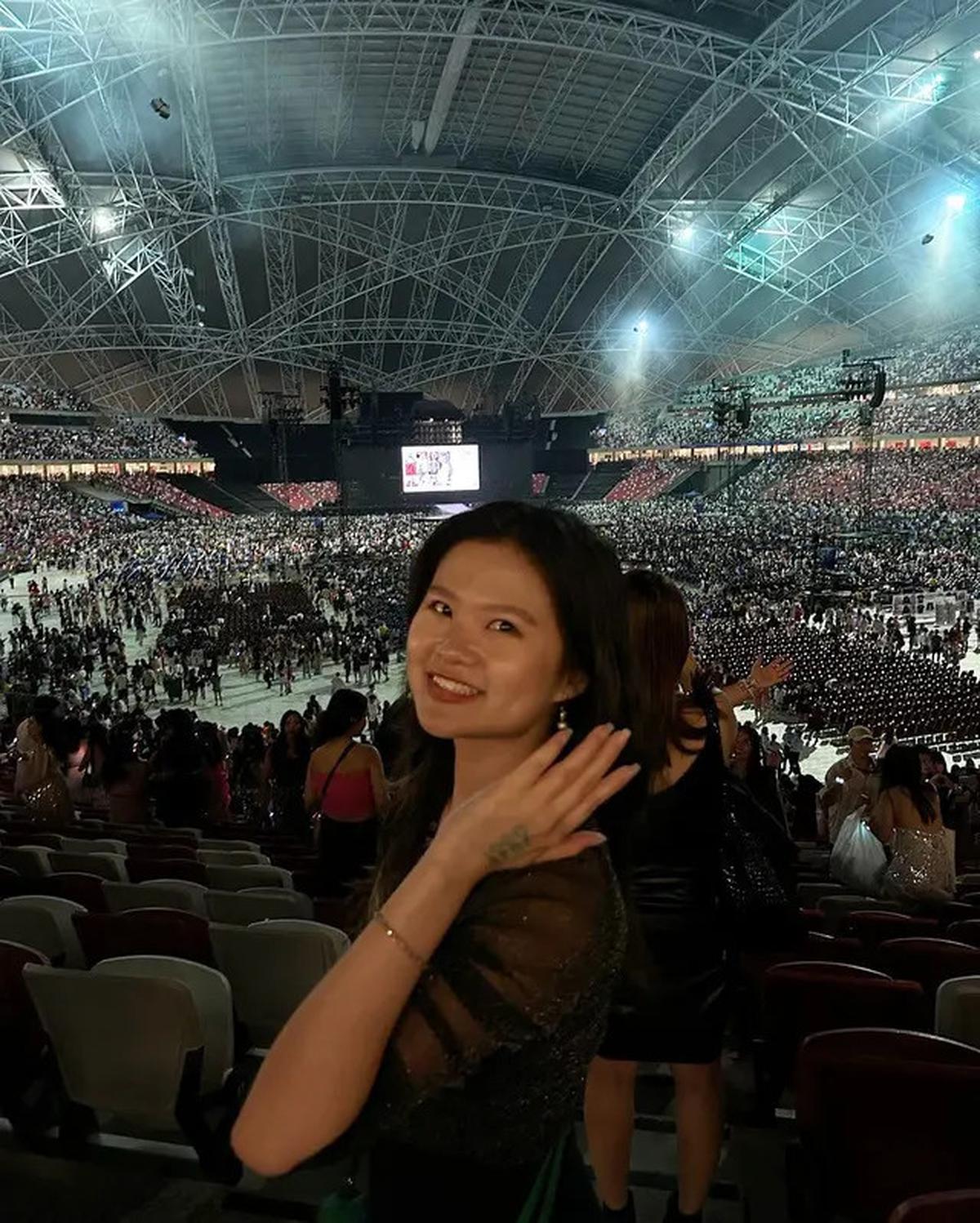 6 Potret Felicia Tissue Kenang Konser Taylor Swift di Singapura, Tepat Setahun Lalu