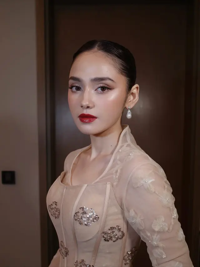 Model Kebaya Syifa Hadju dengan Detail Korset yang Bikin Ramping