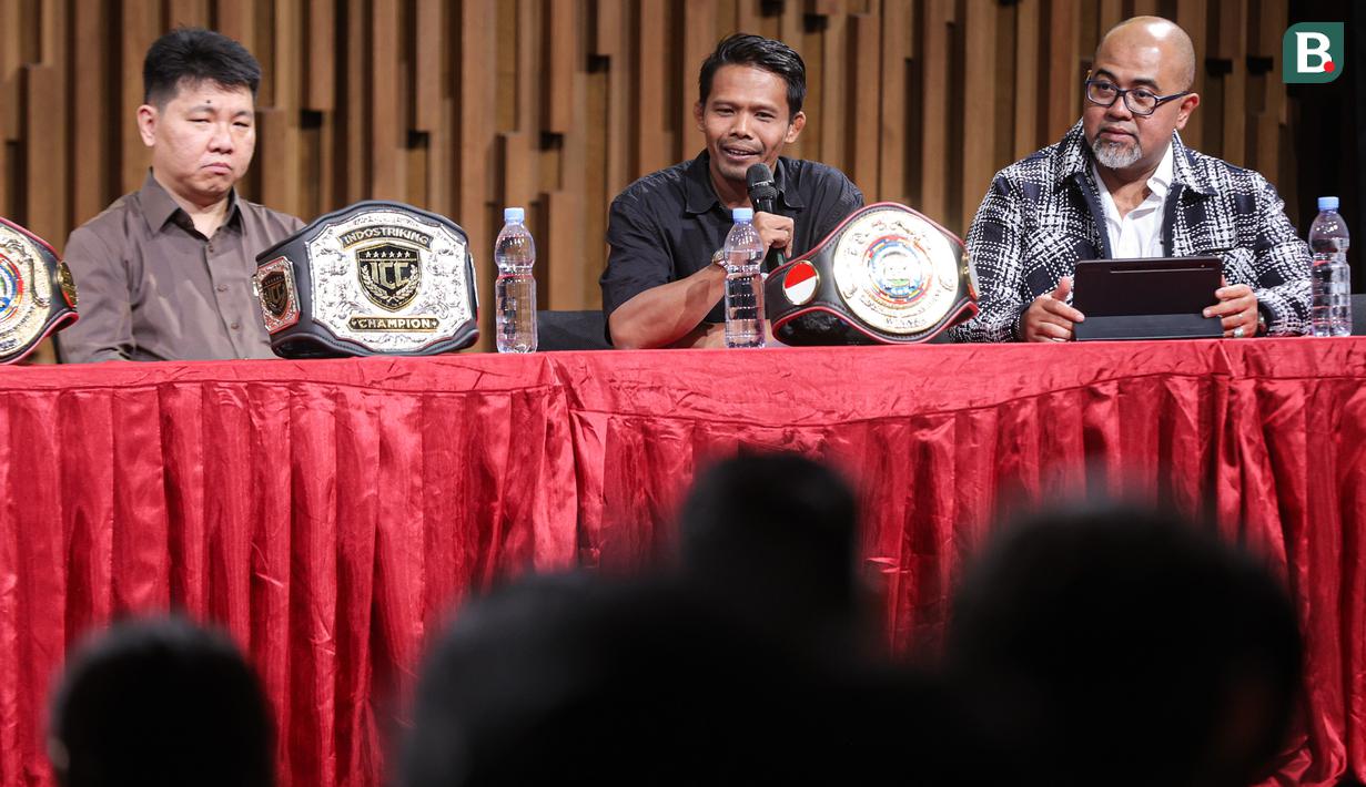 Ketua Interdisciplinary Combat Council (ICC), Suwardi (tengah) bersama Head of Sports Business Emtek Group sekaligus CEO Nex, Hendy Lim (kiri) memberikan keterangan terkait acara Nex Road To Champions di di SCTV Tower, Selasa (7/4/2026).