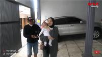 Sule ajak baby Adzam dan Nathalie Holscher ke kampung halamannya di Cimahi. (Sumber: YouTube/SULE FAMILY)