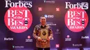 VP Corporate Secretary SCTV, Indosiar dan SCM Gilang Iskandar menerima penghargaan dari Forbes Indonesia dalam acara bertajuk Best of the Best di Jakarta, Rabu (30/10/2019). SCM meraih penghargaan berkategori perusahaan dengan kapitalisasi pasar di atas USD 1 miliar. (Liputan6.com/Faizal Fanani)