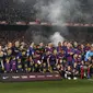 Tim Barcelona merayakan keberhasilan jadi juara La Liga 2018-2019 di Camp Nou, Minggu dini hari WIB (28/4/2019), setelah menekuk Levante 1-0. (AFP/Pau Barrena)