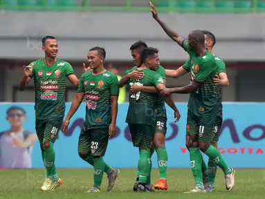 Para pemain PS TNI merayakan gol Ahmad Noviandani ke gawang Persipura pada lanjutan Liga 1 2017 di Stadion Patriot, Bekasi (4/11/2017). PS TNI menang 2-1.(Bola.com/Nick Hanoatubun)
