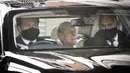 Pangeran Philip (tengah) berada di dalam mobil saat meninggalkan rumah sakit Prince Edward VII di London, Selasa (116/3/2021). Suami Ratu Elizabeth II yang berusia 99 tahun itu dirawat di rumah sakit selama empat pekan terkait infeksi dan operasi jantung. (Stefan Rousseau/PA via AP)