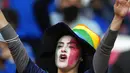 Fans wanita Italia bersorak sebelum dimulainya pertandingan semifinal EURO 2020 antara Italia dan Spanyol di Stadion Wembley di London (7/7/2021). (AP Photo/Frank Augstein, Pool)