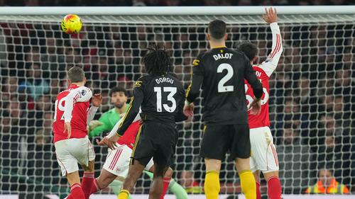 Patrick Dorgu (nomor 13) mencetak gol indah saat timnya, Manchester United (MU) bertamu ke markas Arsenal pada lanjutan Liga Inggris 2025/2026 di Emirates Stadium, Minggu (26/1/2026) malam WIB. (Mike Egerton/PA via AP)