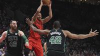 Guard Portland Trail Blazers CJ McCollum berusaha mengumpan bola pada laga NBA 2017-2018 melawan Boston Celtics di Moda Center, Jumat (23/3/2018) atau Sabtu (24/3/2018) WIB. (AP Photo/Steve Dykes)