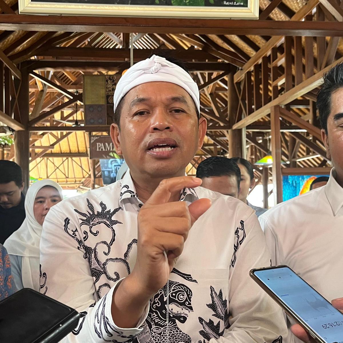Gubernur Jawa Barat terpilih, Dedi Mulyadi menemui Wali Kota Depok terpilih, Supian Suri di salah satu rumah makan kawasan Universitas Indonesia. (Liputan6.com/Dicky Agung Prihanto)