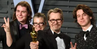 Kemenangan Gary Oldman diprotes karena sang mantan istri menganggap Oscar memenangkan seorang pelaku KDRT. (Anthony Harvey/REX/Shutterstock/IndieWire)