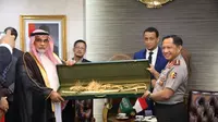 Pedang emas dari Kerajaan Arab Saudi untuk Polri (Liputan6.com/Istimewa)