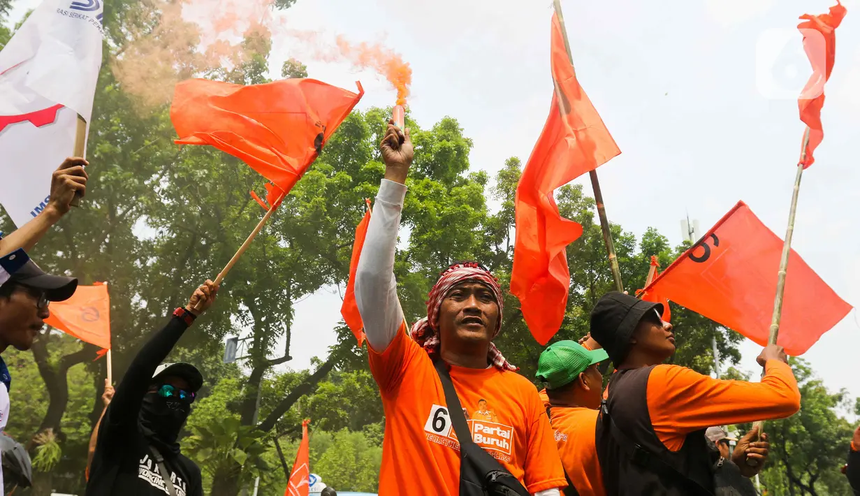 Buruh menuntut Heru Budi menaikkan UMP DKI Jakarta sebesar 15 persen. (Liputan6.com/Herman Zakharia)