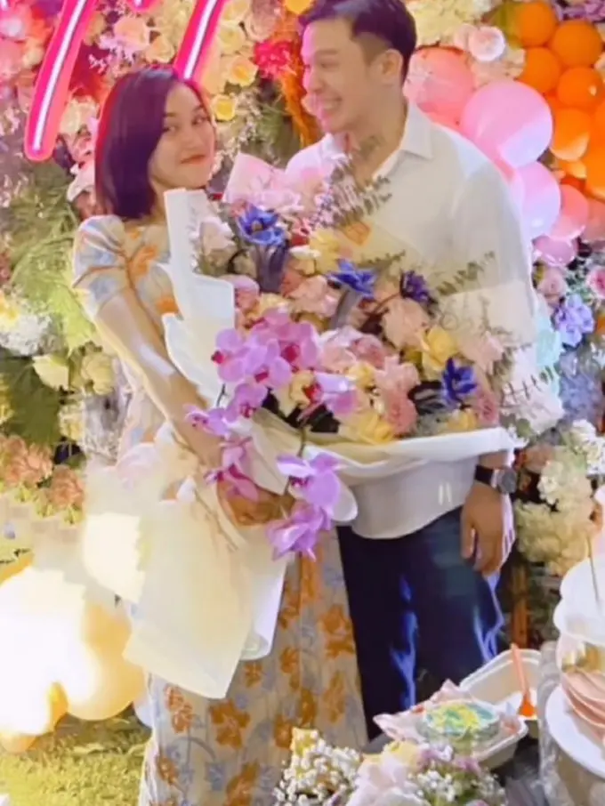 Dapat Kejutan dari Jordi Onsu, Intip 7 Gaya Ayu Ting Ting Berbalut Dress Floral Rayakan Ulang Tahun ke-30