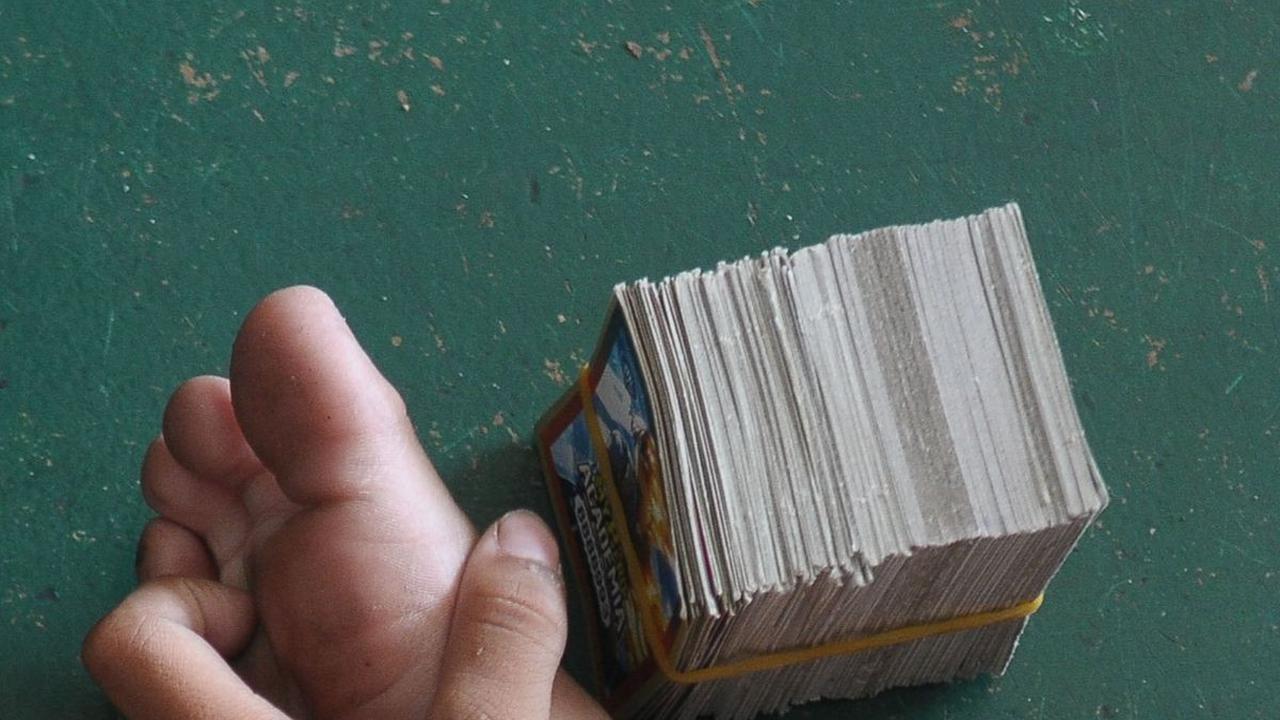 Kartu gambar atau kartu kuartet biasanya berisi gambar-gambar bertam tayangan kartun, anime, atau film populer yang dikelompokkan dalam beberapa kategori.&nbsp;Masing-masing kategori terdiri dari empat kartu yang identik.&nbsp;Merdeka.com/Imam buhori