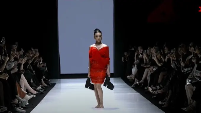 Naura Ayu  saat Catwalk