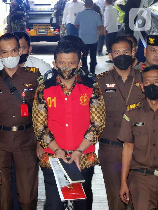 Tersangka kasus pembunuhan berencana Brigadir J atau Nofriansyah Yosua Hutabarat Ferdy Sambo saat tiba di Pengadilan Negeri Jakarta Selatan, Senin (17/10/2022). Kedatangan Ferdy Sambo untuk menjalani sidang perdana dengan agenda pembacaan dakwaan.(Liputan6.com/HermanZakharia)