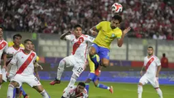 Pemain Brasil, Marquinhos, menyundul bola saat melawan Peru pada laga kualifikasi Piala Dunia 2026 zona CONMEBOL, Rabu, (13/9/2023). Tim Samba menang dengan skor tipis 1-0. (AP Photo/Martin Mejia)