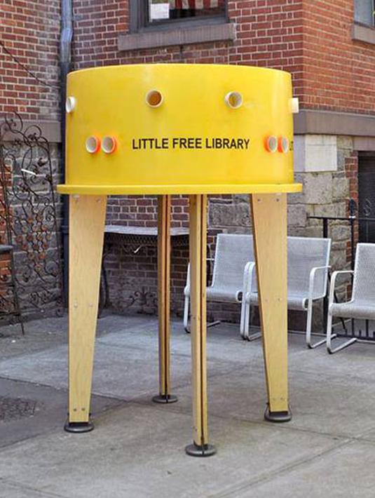 Ini adalah sebuah booth sekaligus satu unit rak kecil yang juga berfungsi sebagai perpustakaan super mini. Booth berwarna kuning ini mulai dipasang di kawasan Nolita, New York pada tahun 2013 lalu.  (treehugger.com)