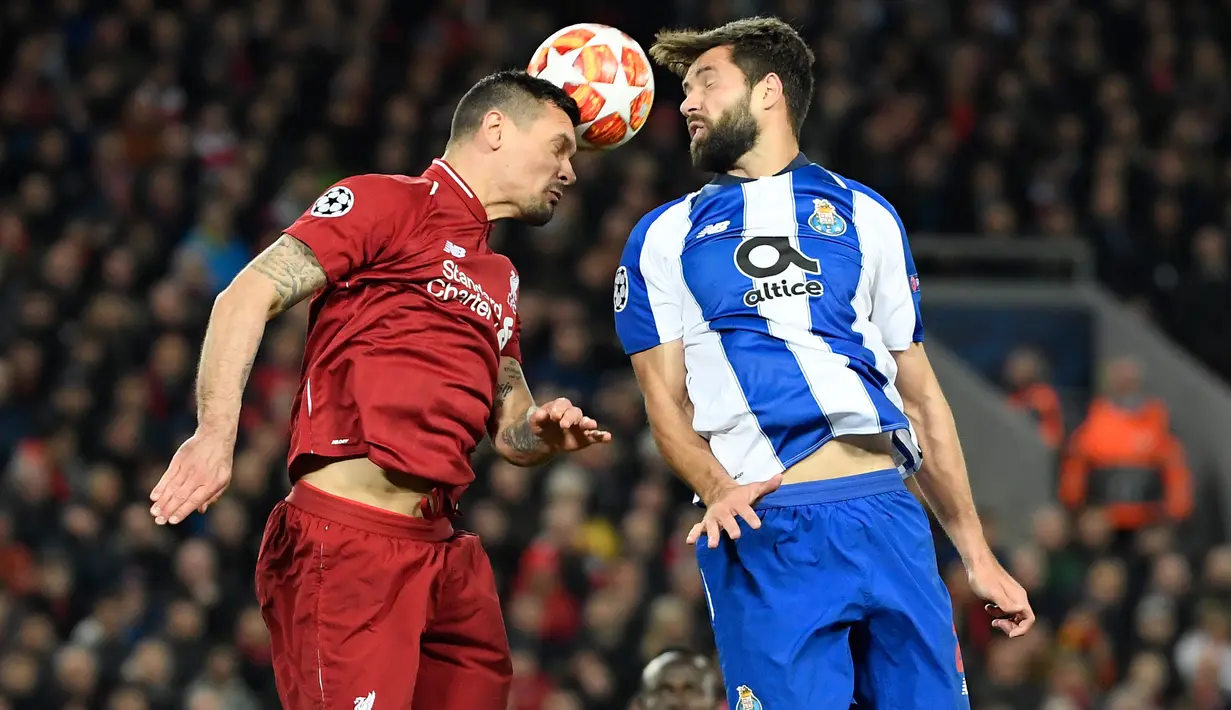 Duel udara bek Liverpool, Dejan Lovren dan pemain Porto, Felipe dalam leg pertama perempat final Liga Champions di Stadion Anfield, Rabu (10/4/2019). Liverpool mengantongi modal untuk melangkah ke semifinal Liga Champions setelah meraih kemenangan 2-0. (Paul ELLIS / AFP)