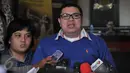 Kuasa hukum Daeng Azis, Razman Arif Nasution memberikan keterangan pers ketika mendatangi Polda Metro Jaya, Jakarta, Jumat (26/2). Tersangka kasus prostitusi di Kalijodo, Daeng Azis, kembali mangkir dari panggilan kedua Polda. (Liputan6.com/Johan Tallo)