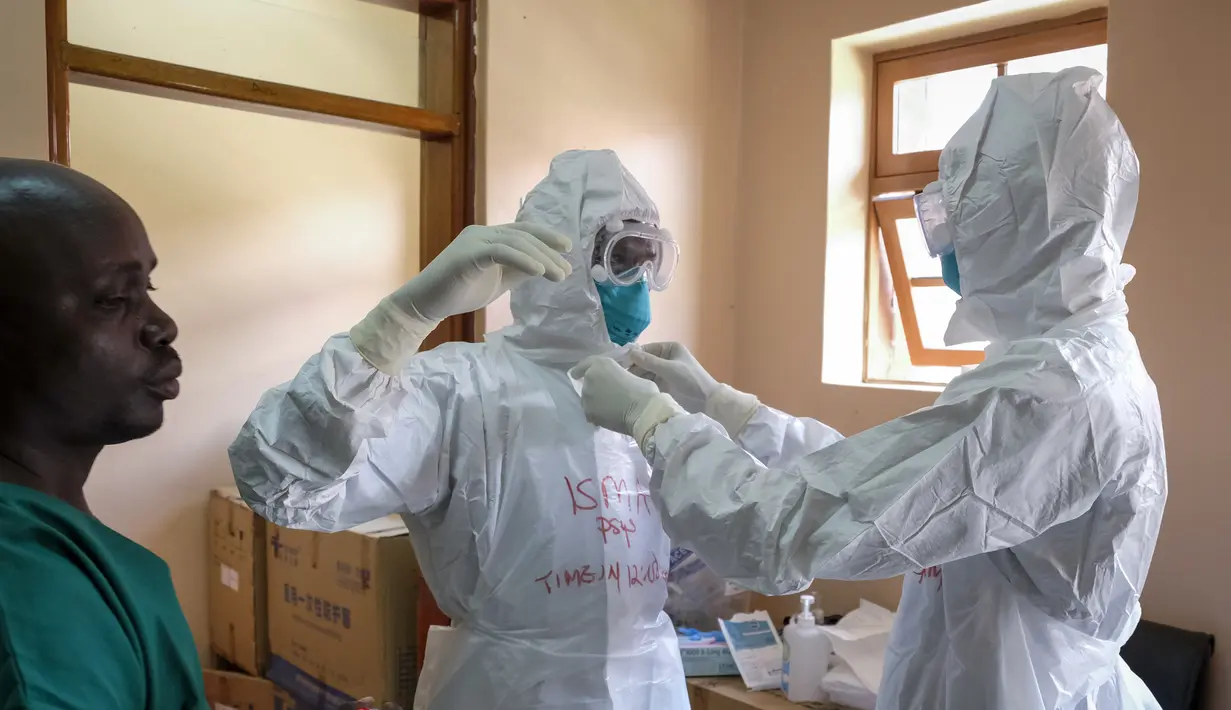 Dokter mengenakan peralatan pelindung saat mereka bersiap untuk mengunjungi pasien yang melakukan kontak dengan korban Ebola, di bagian isolasi Rumah Sakit Rujukan Regional Entebbe di Entebbe, Uganda Kamis, 20 Oktober 2022. Pejabat WHO mengatakan pada Kamis (20/10), Wabah Ebola di Uganda berkembang pesat dalam sebulan yang membuat situasi yang sulit bagi petugas kesehatan di lapangan. (AP Photo/Hajarah Nalwadda)