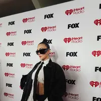 Tampil di Red Carpet iHeartRadio 2026, Agnez Mo kenakan denim on denim dengan deretan fashion statement penunjang. [Foto: Instagram/ Agnez Mo]