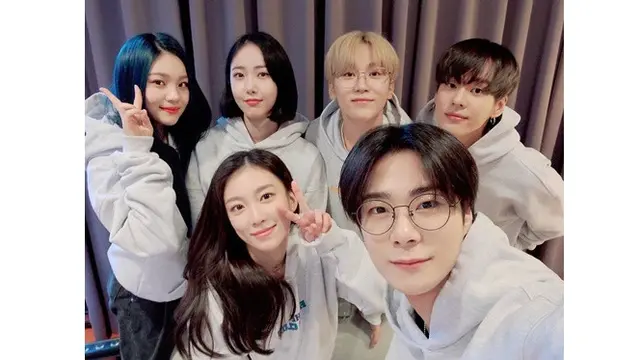 6 Potret Kenangan Moonbin ASTRO Bareng Geng 98 Line, Selalu Tersenyum
