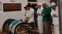 KH Bahaudin Nur Salim (Gus Baha) memimpin salat jenazah diikuti Gus Mus dan kyai lainnya di depan jenazah KH Nadjib Hassan.(Liputan6.com/Arief Pramono)