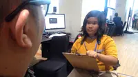 Remaja yang mahir menggambar sketsa wajah di Asian Para Games 2018, Temanku Lima Benua. (Bola.com/Benediktus Gerendo Pradigdo)
