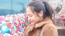 Memakai baju hangat berbulu yang berwarna cokelat dan menguncir satu rambutnya, Pevita mengunjungi salah satu tempat yang sangat terkenal. N Seoul Tower, di mana terdapat banyak gembok cinta di sana. (Instagram/pevpearce)