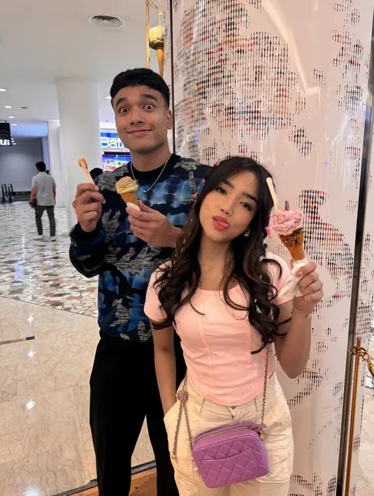 Gaya gemas Fuji pakai atasan pink dan celana putih. Ia menyempurnakan penampilannya ini dengan gaya rambut Y2K yang semarak dengan kepang, pita, dan jepit kecil. [Foto: Instagram/fuji_an]

2.