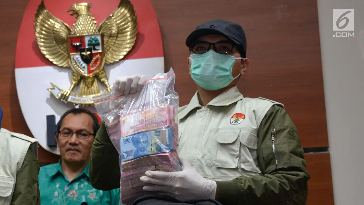 20170621-KPK Tunjukkan Barang Bukti OTT Gubernur Bengkulu-Afandi