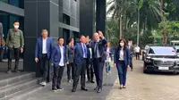 Presiden FIFA, Gianni Infantino menyapa para wartawan yang menunggunya di kantor PSSI, GBK Arena, Senayan, Jakarta, Selasa (18/10/2022).
