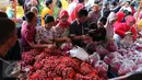 Warga berbelanja saat Operasi pasar Murah, Jakarta, Minggu (12/6). Operasi pasar murah tersebut digelar untuk menstabilkan harga kebutuhan pokok di bulan Ramadan (Liputan6.com/Angga Yuniar)