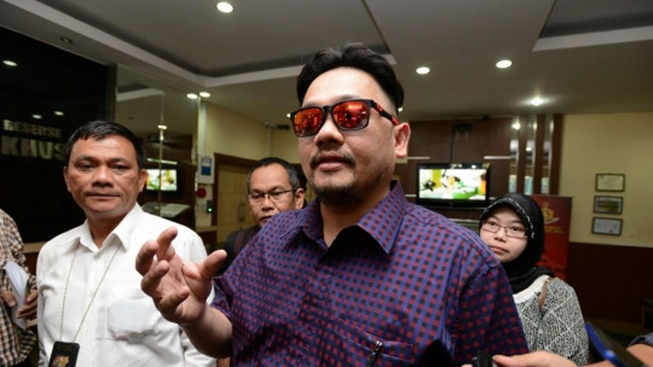 Gaya nyentrik Farhat Abbas serahkan diri ke Polda Metro Jaya