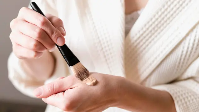 Base Makeup: Ringan, Menyatu, dan Terlihat Seperti Kulit Asli [Dok/freepik.com]