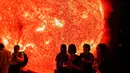 Penggambaran matahari terlihat saat orang-orang mengunjungi Planetarium Shanghai yang baru dibuka di Shanghai (30/7/2021). China akhirnya resmi membuka Museum Astronomi Shanghai, yang disebut-sebut sebagai planetarium terbesar dunia. (AFP/Hector Retamal)