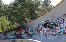 Aksi nekat bikers Downhill ngebut di lintasan miring 90 derajat