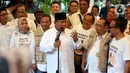 Ketua Umum Partai Gerindra Prabowo Subianto (tengah) bersama relawan Jokowi Mania (Joman) menyampaikan keterangan pers usai melakukan pertemuan di Rumah Kertanegara, Jakarta, Kamis (16/2/2023). Dalam pertemuan tersebut, relawan Joman sepakat mendukung Prabowo Subianto untuk Pilpres 2024 dan bertransformasi menjadi Prabowo Mania 08. (Liputan6.com/Johan Tallo)