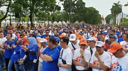 Ribuan perserta bersiap mengikuti fun walk dalam BRI Family Festival (BRIFFEST) 2018 di JCC, Jakarta, Minggu (16/12). Panitia membagikan 575 doorprize senilai total lebih dari Rp 2 miliar. (Liputan6.com/Pool/Humas BRI)