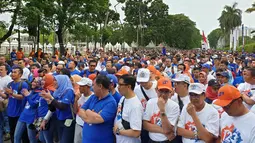 Ribuan perserta bersiap mengikuti fun walk dalam BRI Family Festival (BRIFFEST) 2018 di JCC, Jakarta, Minggu (16/12). Panitia membagikan 575 doorprize senilai total lebih dari Rp 2 miliar. (Liputan6.com/Pool/Humas BRI)