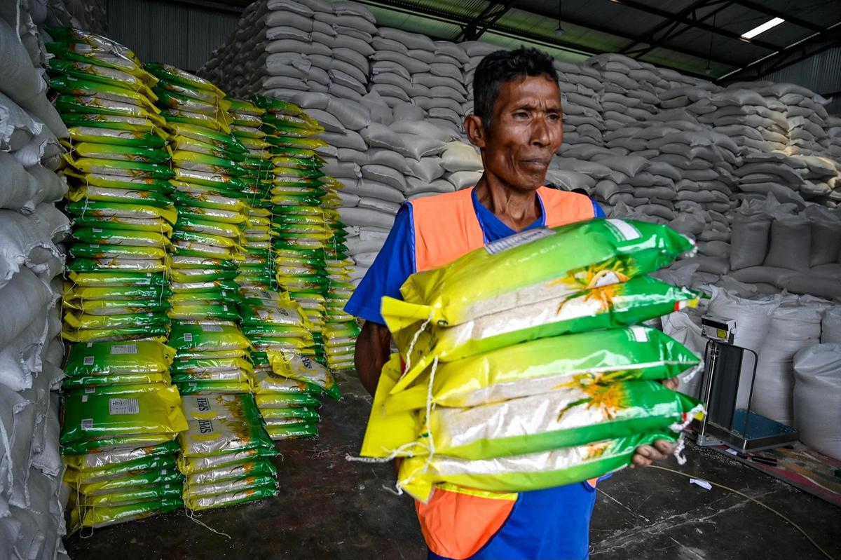 FOTO: Bulog Pastikan Stok Beras Sumatera Aman untuk Penanganan Bencana
