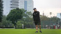 Pelatih Timnas Indonesia, Shin Tae-yong sedang menelpon saat latihan Timnas Indonesia menjelang laga leg pertama semifinal Piala AFF 2022 menghadapi Vietnam di Lapangan A, Kompleks Gelora Bung Karno, Jakarta, Rabu (04/01/2023). (Bola.com/Bagaskara Lazuardi)