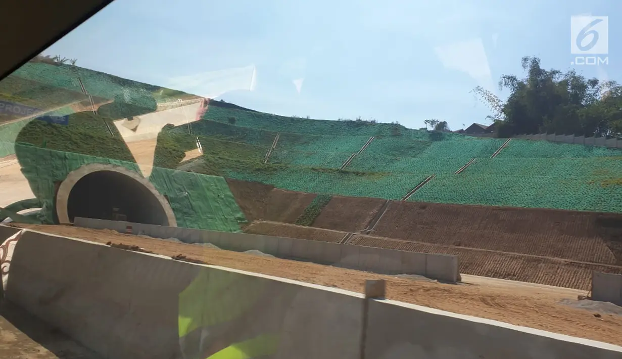 Penampakan terowongan yang ada di proyek Tol Cisumdawu, Sumedang, Jawa Barat, Kamis (5/9/2019). Tol Cisumdawu akan menjadi jalan tol yang memiliki terowongan terpanjang di Indonesia. (Liputan6.com/Bawono Yadika)