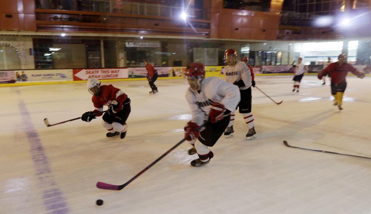 Pemain Timnas Hoki Es Indonesia saat latihan di Bintaro X Change, Rabu (23/10). Sebanyak 18 atlet akan ikut berjuang pada SEA Games 2019 mendatang. (Bola.com/M Iqbal Ichsan)