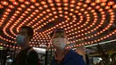 Orang-orang, mengenakan pelindung wajah berjalan di sepanjang pusat perbelanjaan di Hong Kong, Selasa (22/3/2022). Hong Kong melaporkan 14.063 infeksi virus corona covid-19 baru pada Senin, terendah dalam lebih dari tiga minggu. (AP Photo/Kin Cheung)