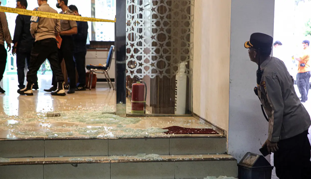 Wasekjen Majelis Ulama Indonesia (MUI) Bidang Hukum dan HAM Ikhsan Abdullah membenarkan telah terjadi penembakan di Kantor MUI Menteng, Jakarta Pusat. Pelaku Orang Tak Dikenal (OTK) itu mengaku sebagai tuhan. (Liputan6.com/Faizal Fanani)